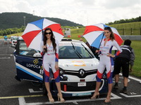 Hostesky týmu u vozu Renault Twingo na startu nedělního pohárového závodu