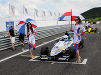 Hostesky týmu u formule Gloria Petra Semeráda, neděle 19.6.2016