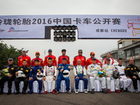 Slavnostní foto všech jezdců na úvodním podniku čínského mistrovství na okruhu v Chengdu
