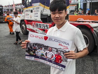 Jeden z fanoušků týmu China Buggyra Racing na okruhu v Guangdongu