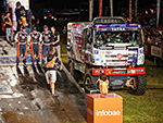Martin Kolom s posdkou na startu Rally Dakar 2017 v paraguayskm Asuncinu