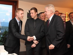 Prezident České republiky Miloš Zeman se během slavnostní večeře pozdravil také s úspěšným královéhradeckým automobilovým závodníkem Michalem Matějovským