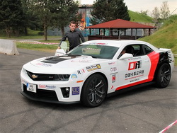 Michal Matějovský provedl řadu předváděcích jízd s vozem Chevrolet Camaro ZL1 už během zahajovacího dne Rally Show na letišti v Hradci Králové